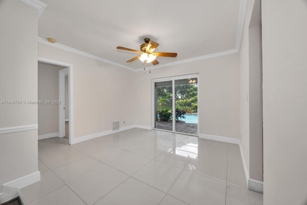 合同活跃: $1,099,999 (4 贝兹, 3 浴室, 2029 平方英尺)