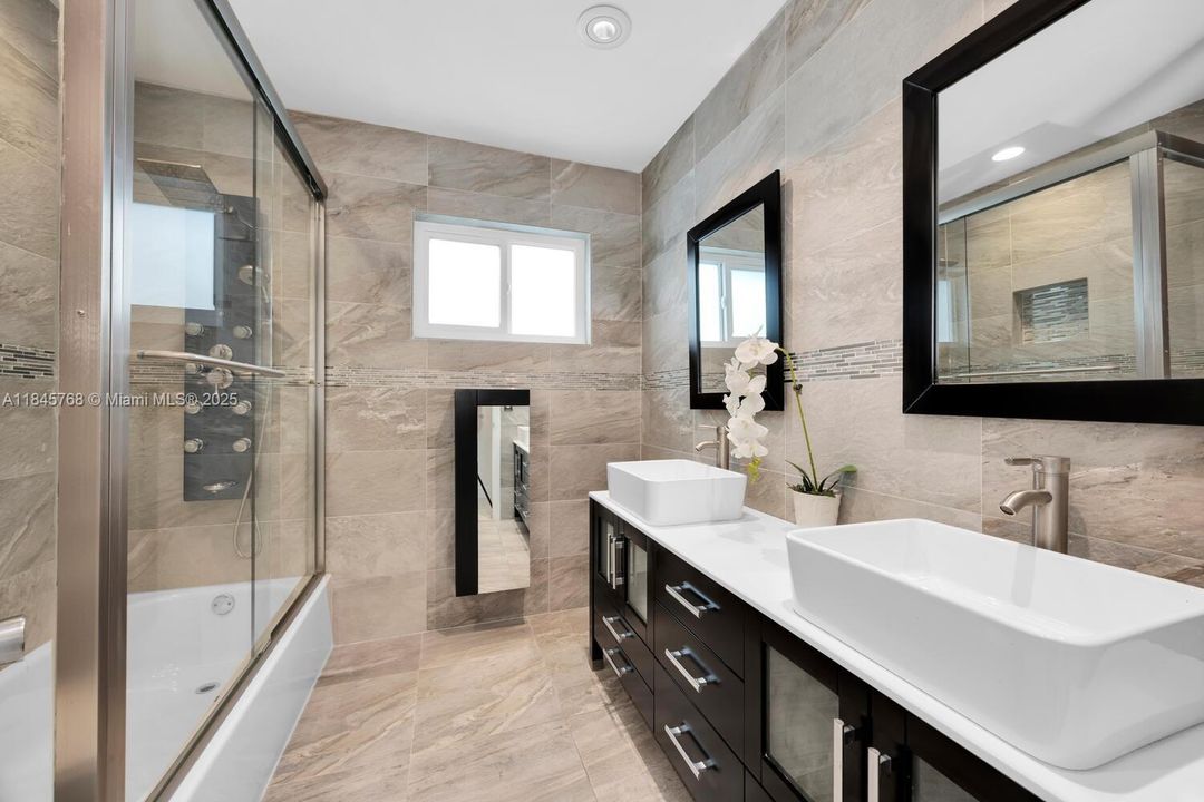 合同活跃: $1,099,999 (4 贝兹, 3 浴室, 2029 平方英尺)