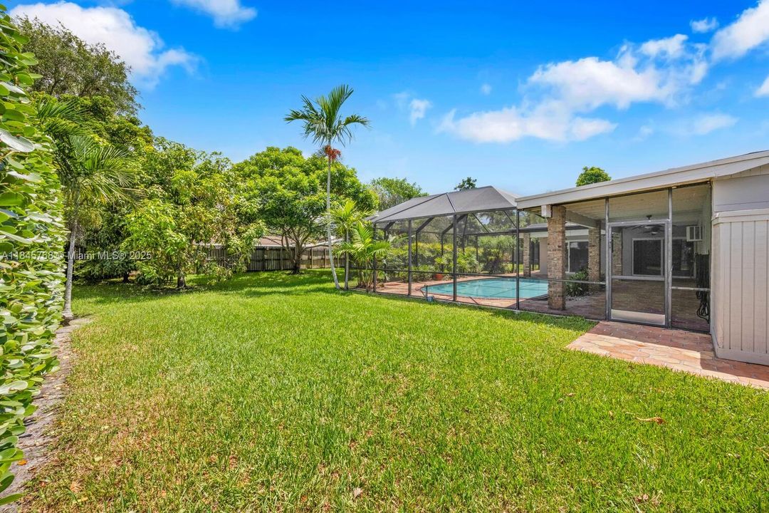 合同活跃: $1,099,999 (4 贝兹, 3 浴室, 2029 平方英尺)