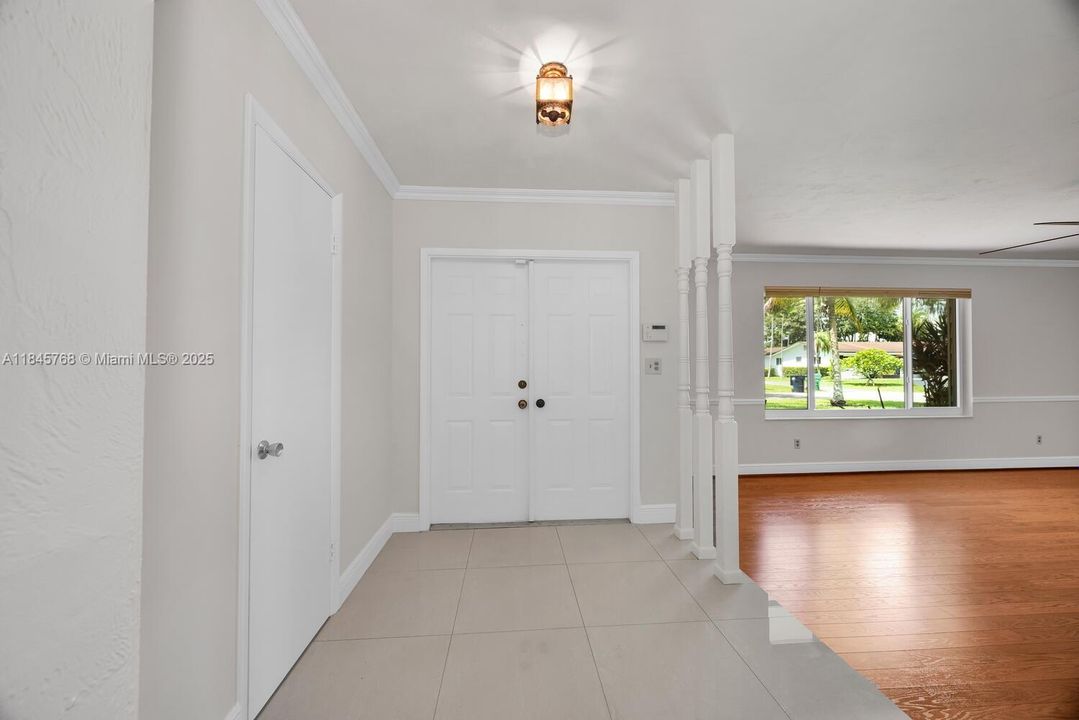 合同活跃: $1,099,999 (4 贝兹, 3 浴室, 2029 平方英尺)