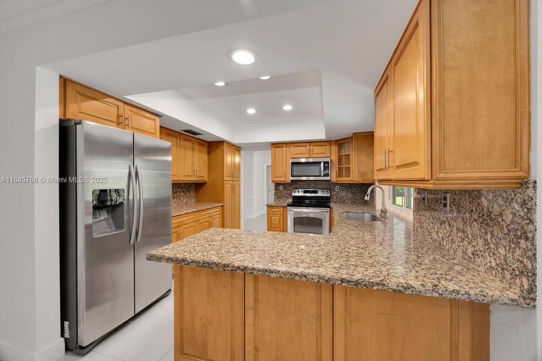 合同活跃: $1,099,999 (4 贝兹, 3 浴室, 2029 平方英尺)