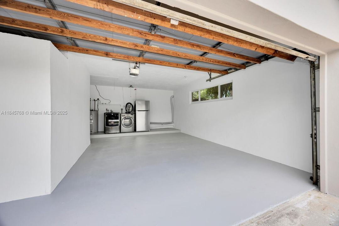 合同活跃: $1,099,999 (4 贝兹, 3 浴室, 2029 平方英尺)