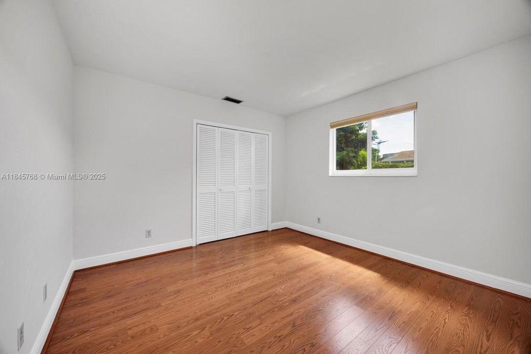 合同活跃: $1,099,999 (4 贝兹, 3 浴室, 2029 平方英尺)