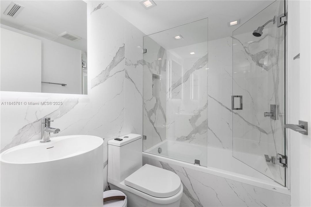 待售: $1,190,000 (2 贝兹, 2 浴室, 1140 平方英尺)