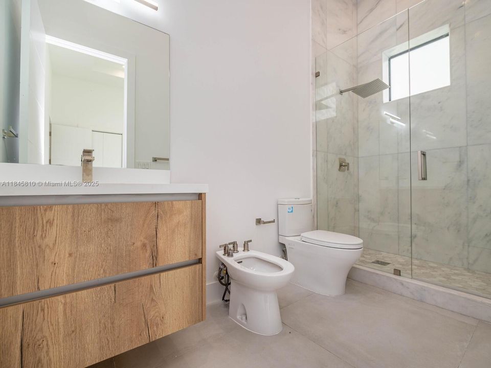 Activo con contrato: $2,990,000 (5 camas, 5 baños, 4449 Pies cuadrados)