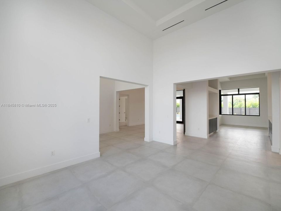 Activo con contrato: $2,990,000 (5 camas, 5 baños, 4449 Pies cuadrados)