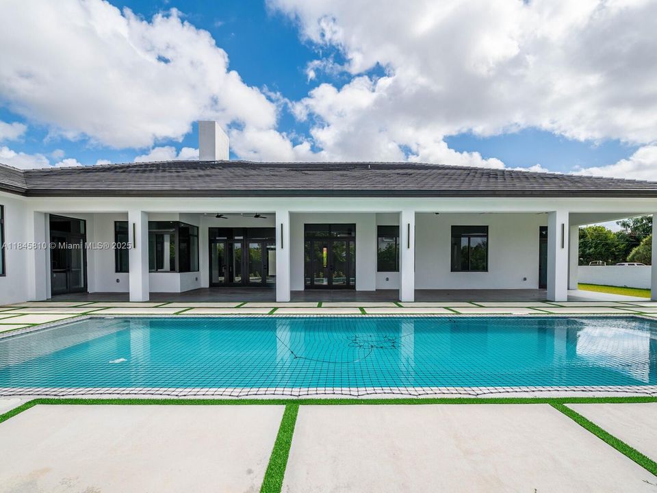 Activo con contrato: $2,990,000 (5 camas, 5 baños, 4449 Pies cuadrados)