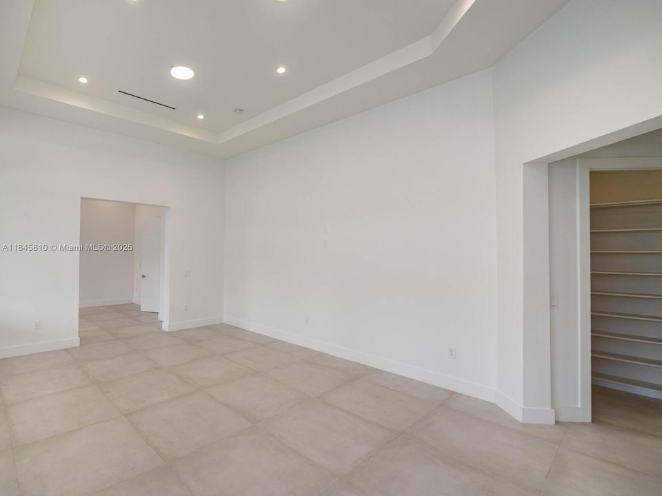 Activo con contrato: $2,990,000 (5 camas, 5 baños, 4449 Pies cuadrados)
