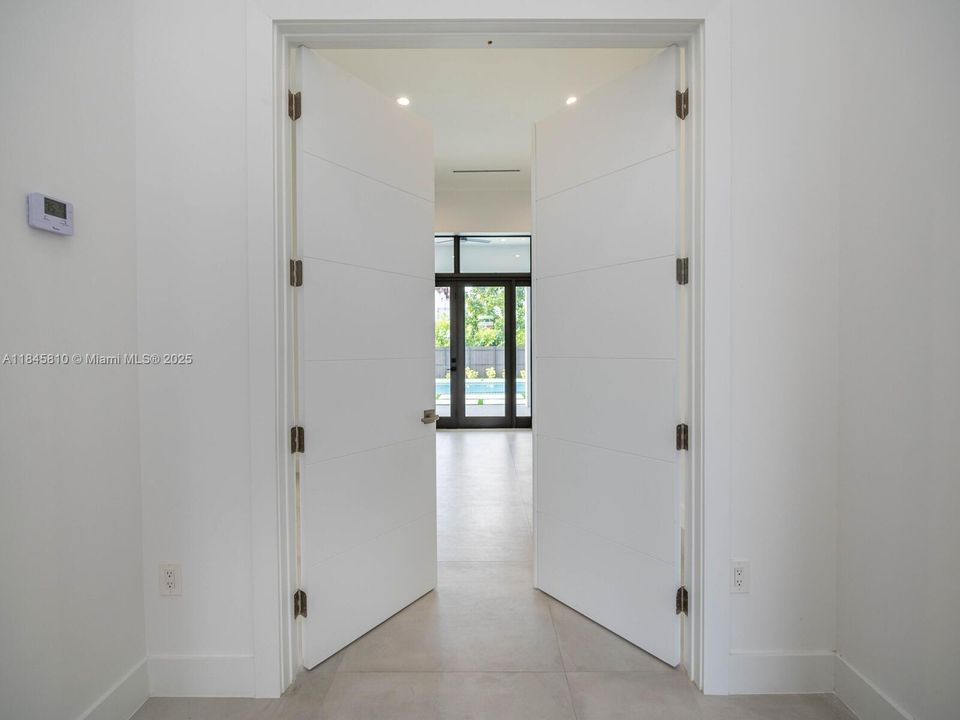 Activo con contrato: $2,990,000 (5 camas, 5 baños, 4449 Pies cuadrados)