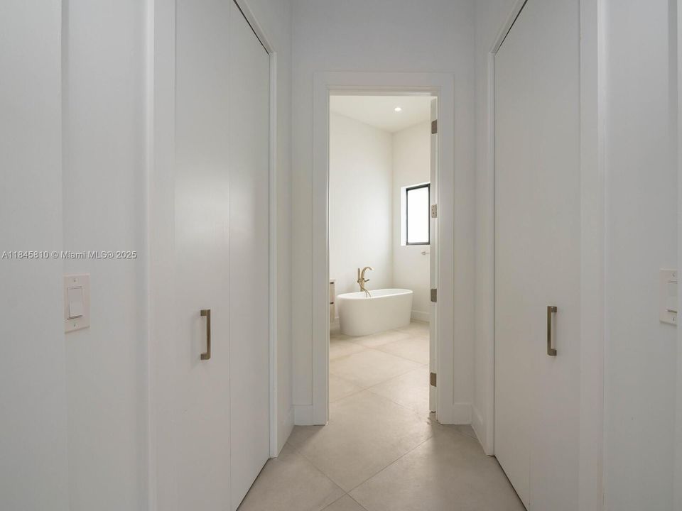 Activo con contrato: $2,990,000 (5 camas, 5 baños, 4449 Pies cuadrados)