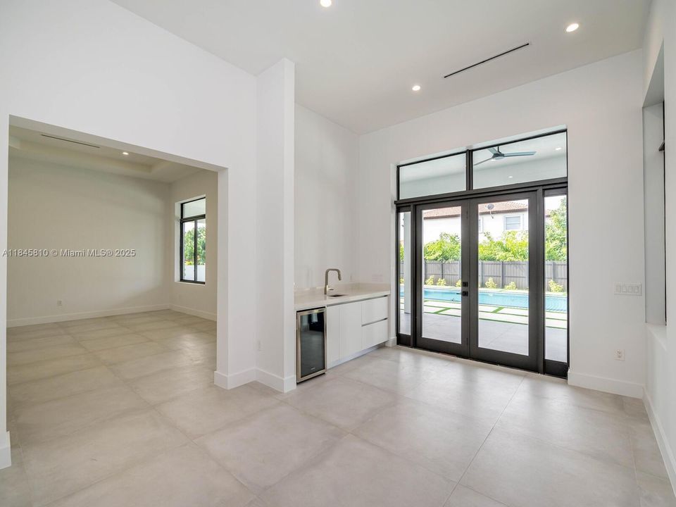 Activo con contrato: $2,990,000 (5 camas, 5 baños, 4449 Pies cuadrados)