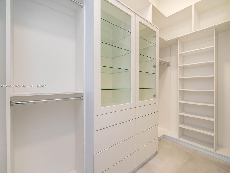 Activo con contrato: $2,990,000 (5 camas, 5 baños, 4449 Pies cuadrados)