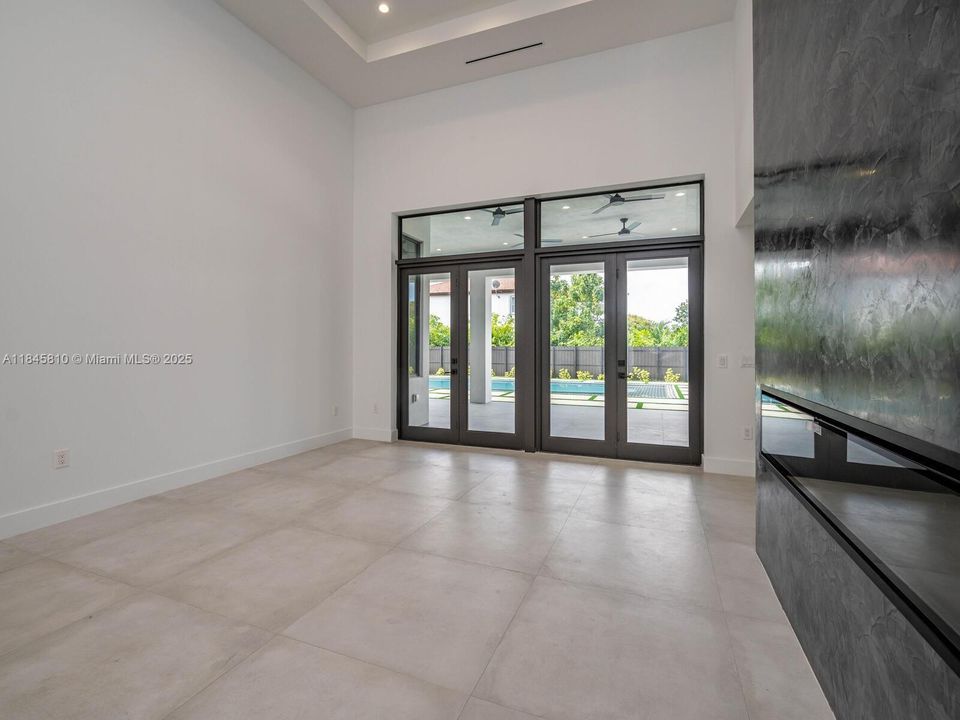 Activo con contrato: $2,990,000 (5 camas, 5 baños, 4449 Pies cuadrados)