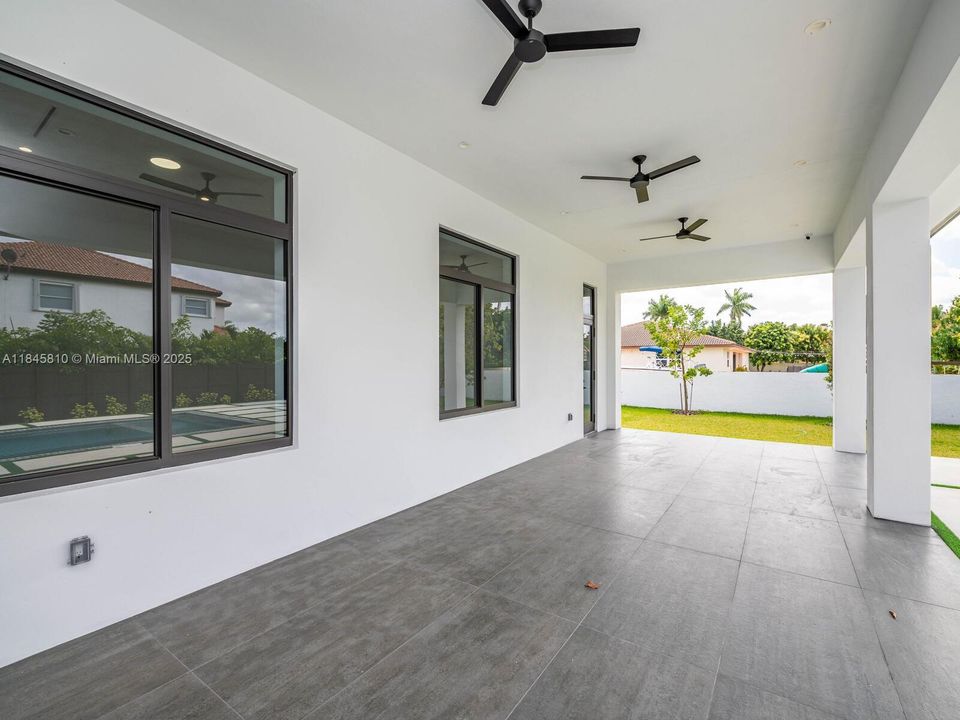 Activo con contrato: $2,990,000 (5 camas, 5 baños, 4449 Pies cuadrados)