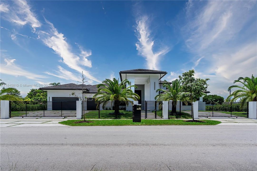 Activo con contrato: $2,990,000 (5 camas, 5 baños, 4449 Pies cuadrados)