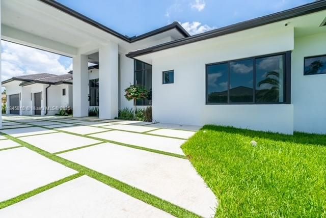 Activo con contrato: $2,990,000 (5 camas, 5 baños, 4449 Pies cuadrados)