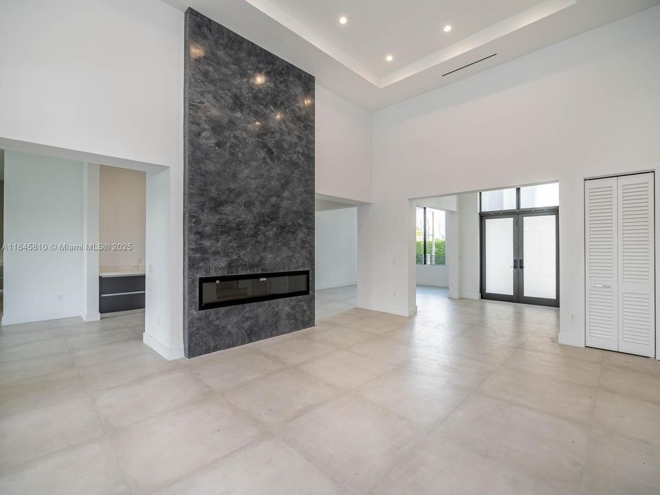 Activo con contrato: $2,990,000 (5 camas, 5 baños, 4449 Pies cuadrados)