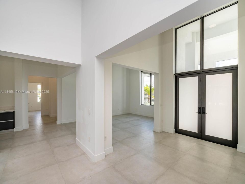 Activo con contrato: $2,990,000 (5 camas, 5 baños, 4449 Pies cuadrados)