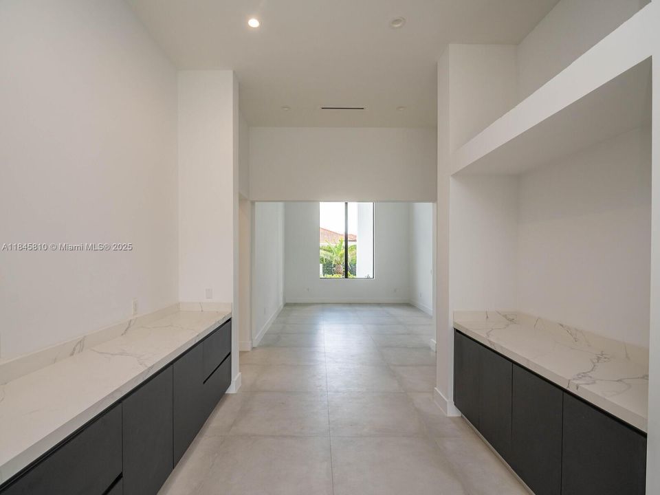 Activo con contrato: $2,990,000 (5 camas, 5 baños, 4449 Pies cuadrados)