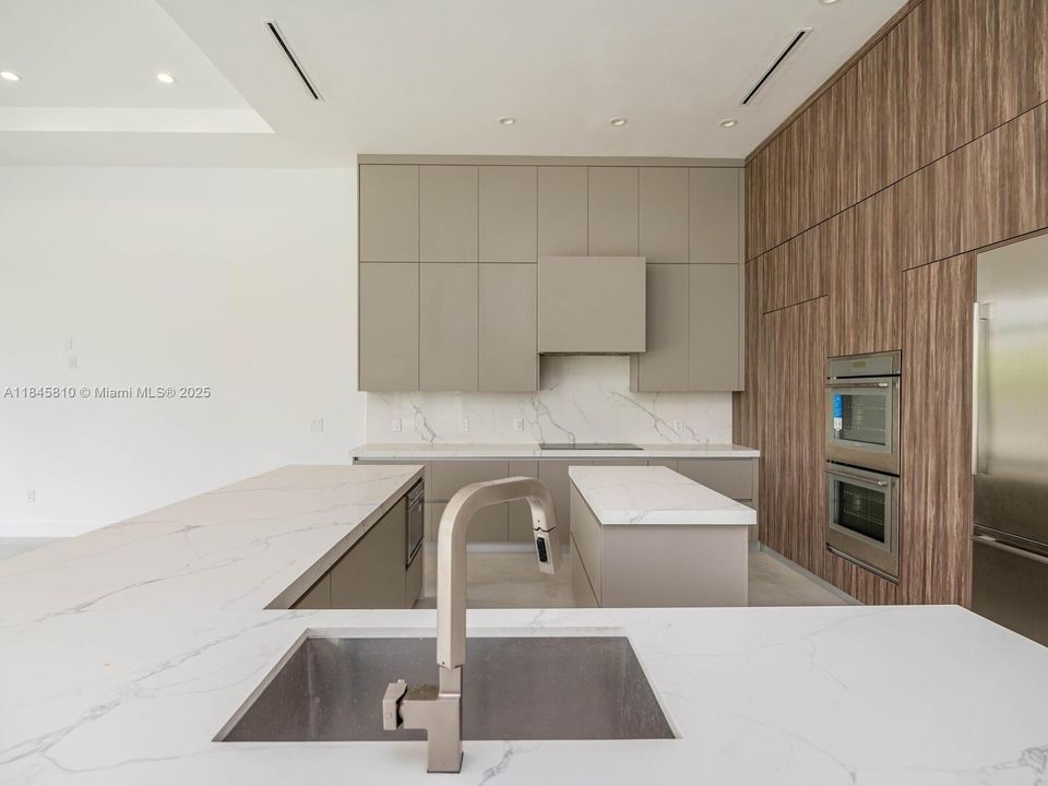 Activo con contrato: $2,990,000 (5 camas, 5 baños, 4449 Pies cuadrados)