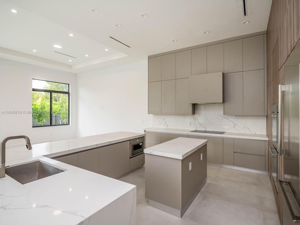 Activo con contrato: $2,990,000 (5 camas, 5 baños, 4449 Pies cuadrados)