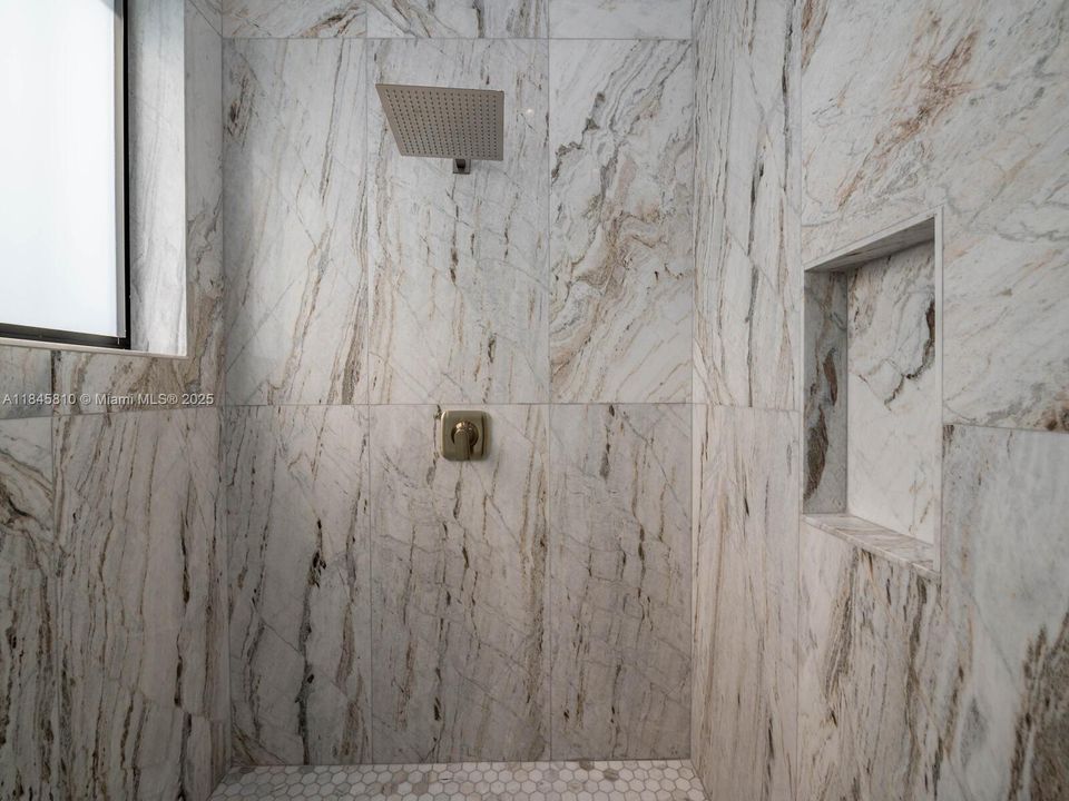 Activo con contrato: $2,990,000 (5 camas, 5 baños, 4449 Pies cuadrados)