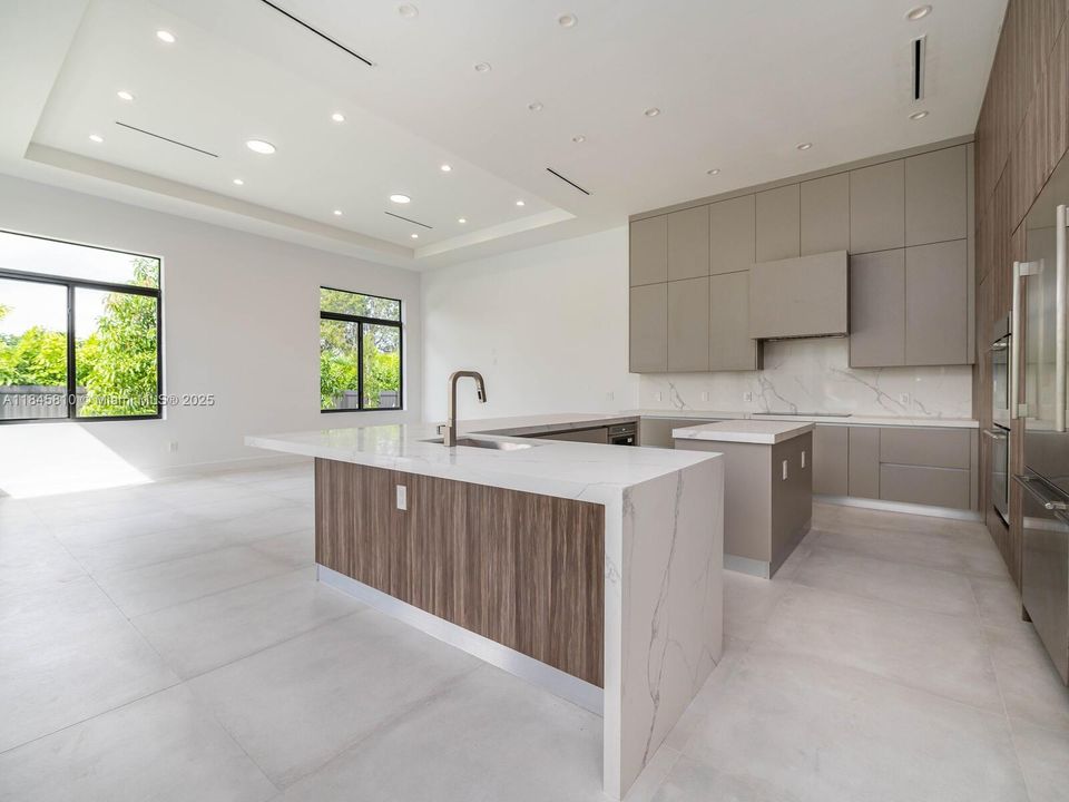 Activo con contrato: $2,990,000 (5 camas, 5 baños, 4449 Pies cuadrados)