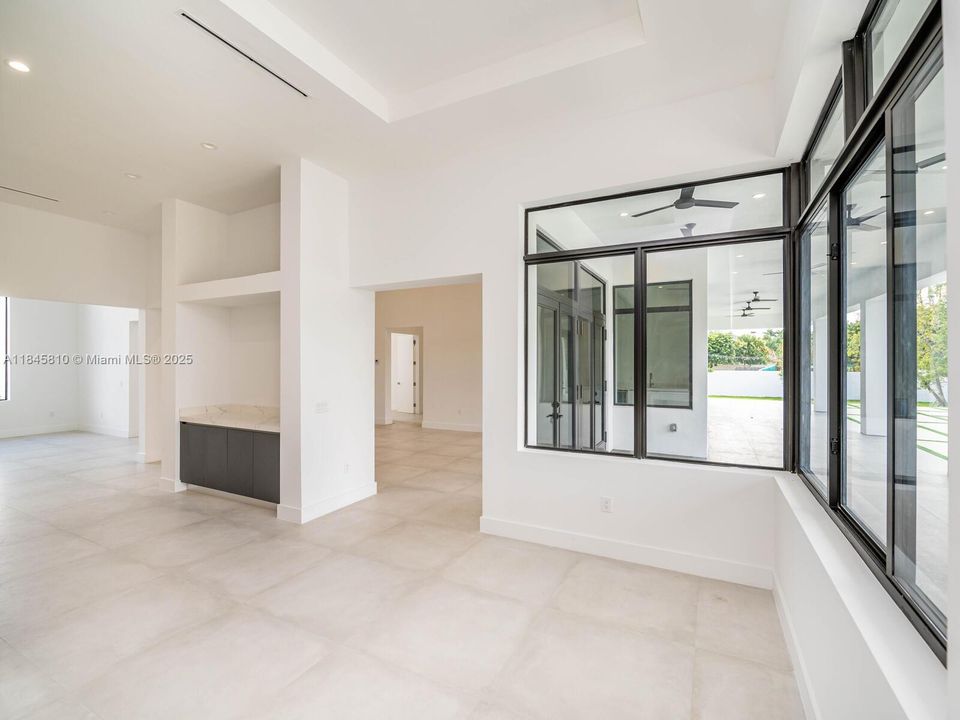 Activo con contrato: $2,990,000 (5 camas, 5 baños, 4449 Pies cuadrados)