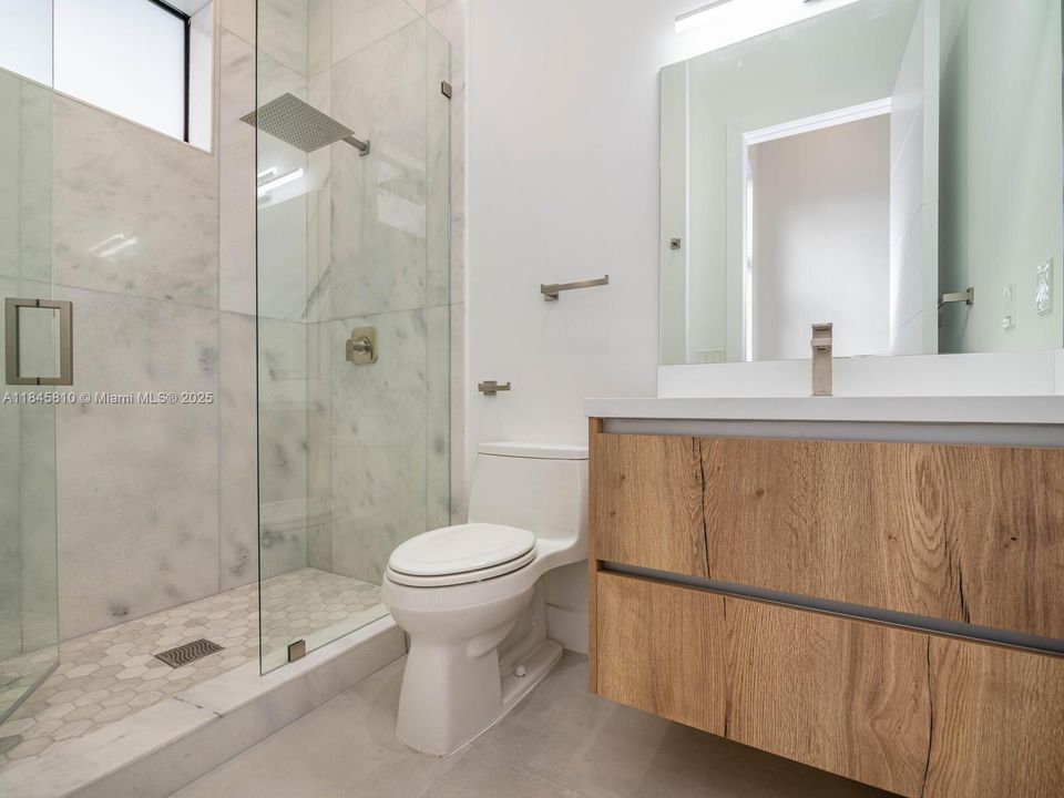 Activo con contrato: $2,990,000 (5 camas, 5 baños, 4449 Pies cuadrados)