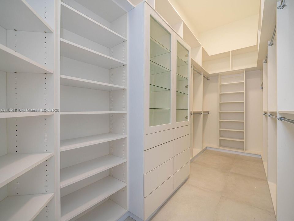 Activo con contrato: $2,990,000 (5 camas, 5 baños, 4449 Pies cuadrados)
