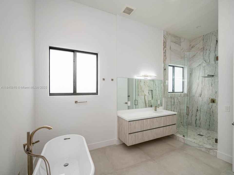Activo con contrato: $2,990,000 (5 camas, 5 baños, 4449 Pies cuadrados)