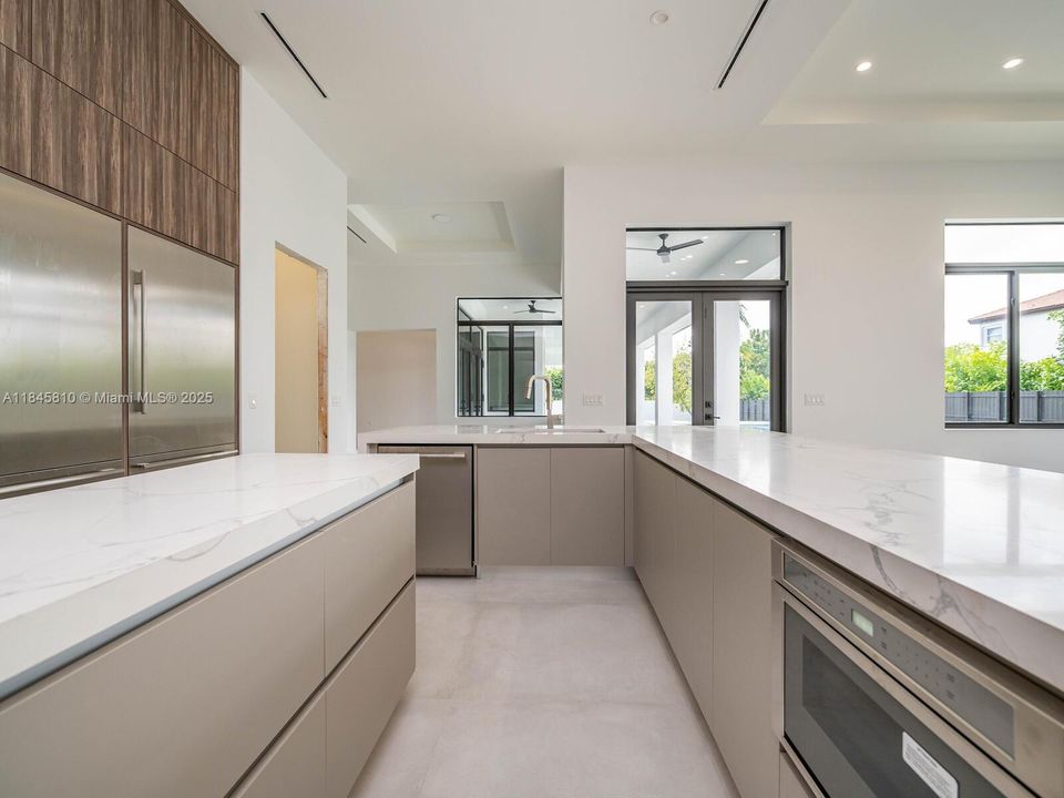 Activo con contrato: $2,990,000 (5 camas, 5 baños, 4449 Pies cuadrados)