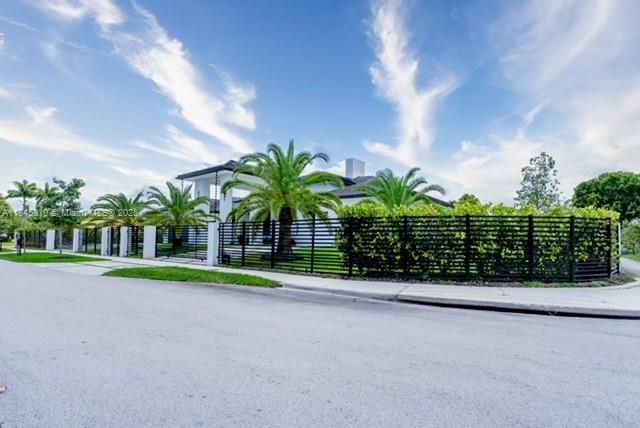 Activo con contrato: $2,990,000 (5 camas, 5 baños, 4449 Pies cuadrados)