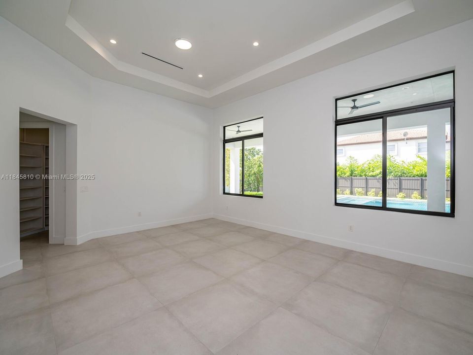 Activo con contrato: $2,990,000 (5 camas, 5 baños, 4449 Pies cuadrados)