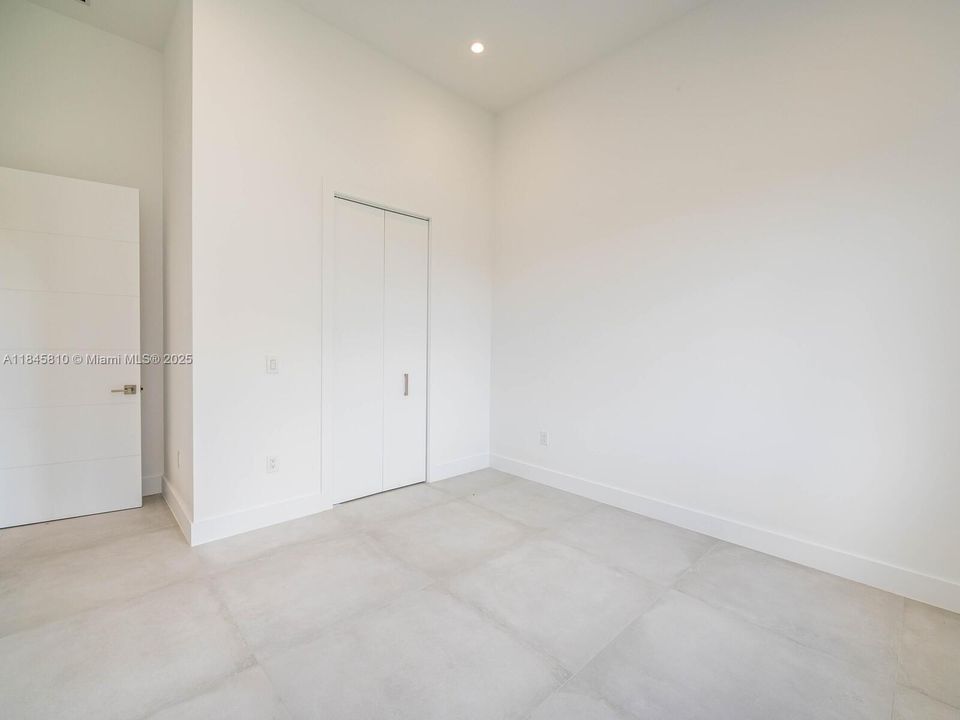 Activo con contrato: $2,990,000 (5 camas, 5 baños, 4449 Pies cuadrados)