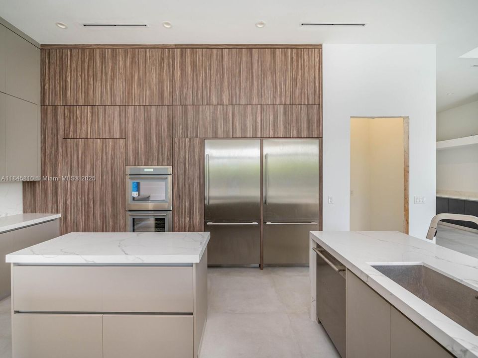 Activo con contrato: $2,990,000 (5 camas, 5 baños, 4449 Pies cuadrados)