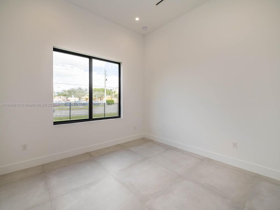 Activo con contrato: $2,990,000 (5 camas, 5 baños, 4449 Pies cuadrados)