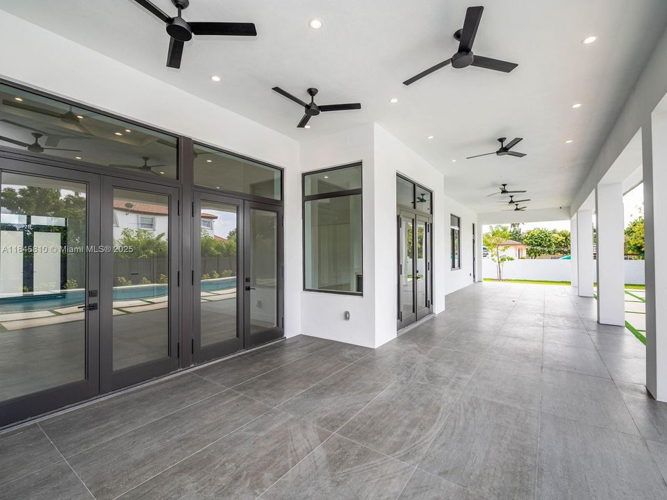Activo con contrato: $2,990,000 (5 camas, 5 baños, 4449 Pies cuadrados)