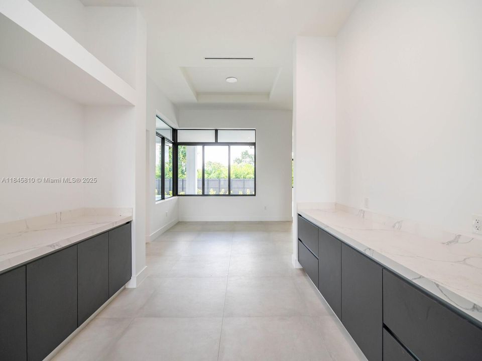 Activo con contrato: $2,990,000 (5 camas, 5 baños, 4449 Pies cuadrados)