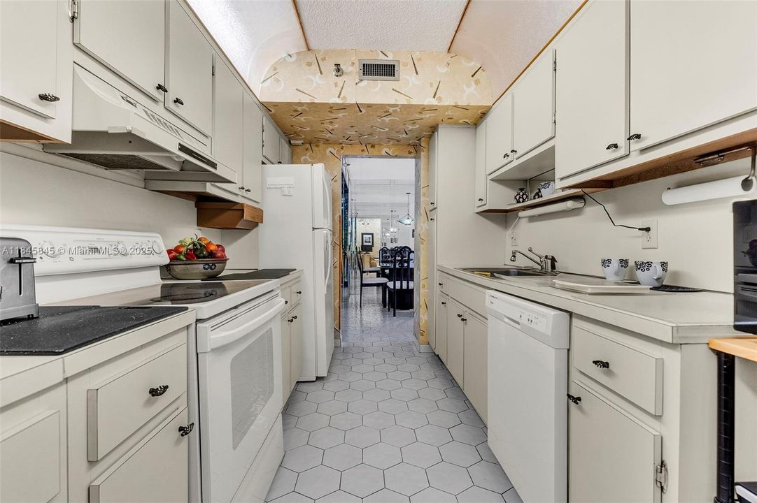 For Sale: $135,000 (1 beds, 1 baths, 844 Square Feet)