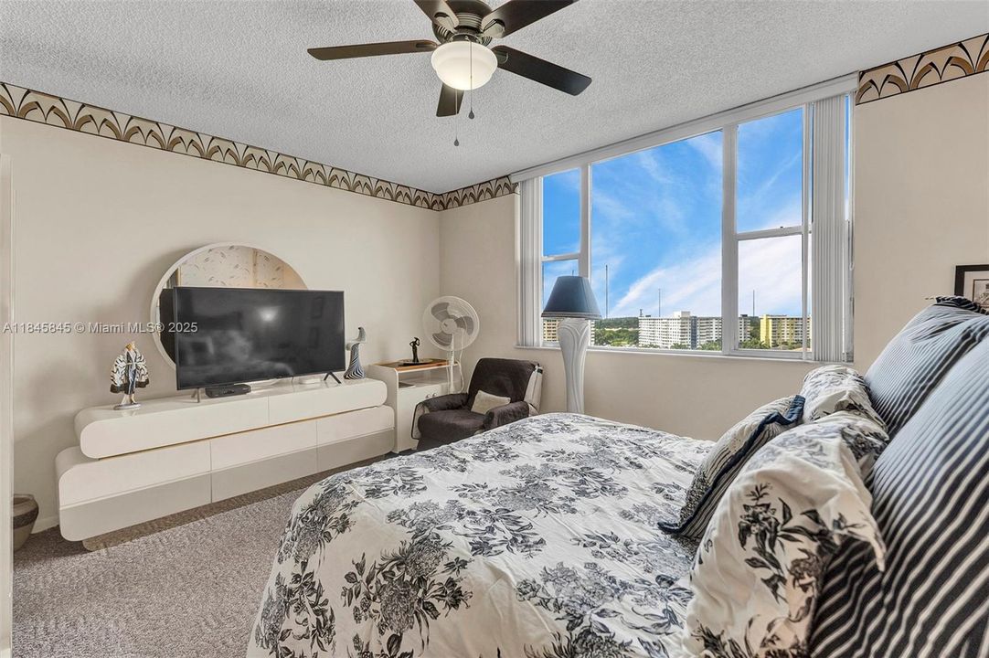 For Sale: $135,000 (1 beds, 1 baths, 844 Square Feet)