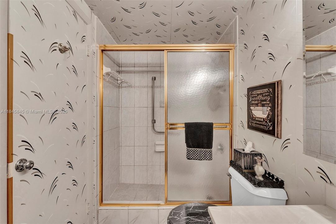 For Sale: $135,000 (1 beds, 1 baths, 844 Square Feet)