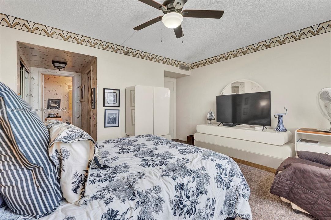 For Sale: $135,000 (1 beds, 1 baths, 844 Square Feet)