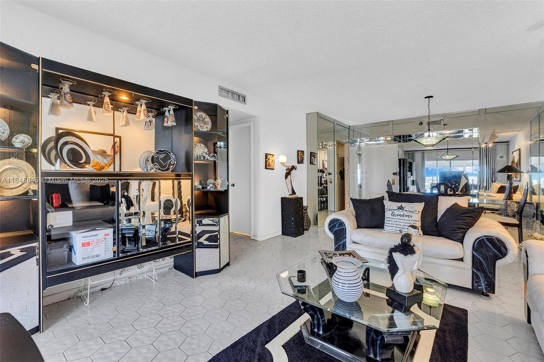 For Sale: $135,000 (1 beds, 1 baths, 844 Square Feet)