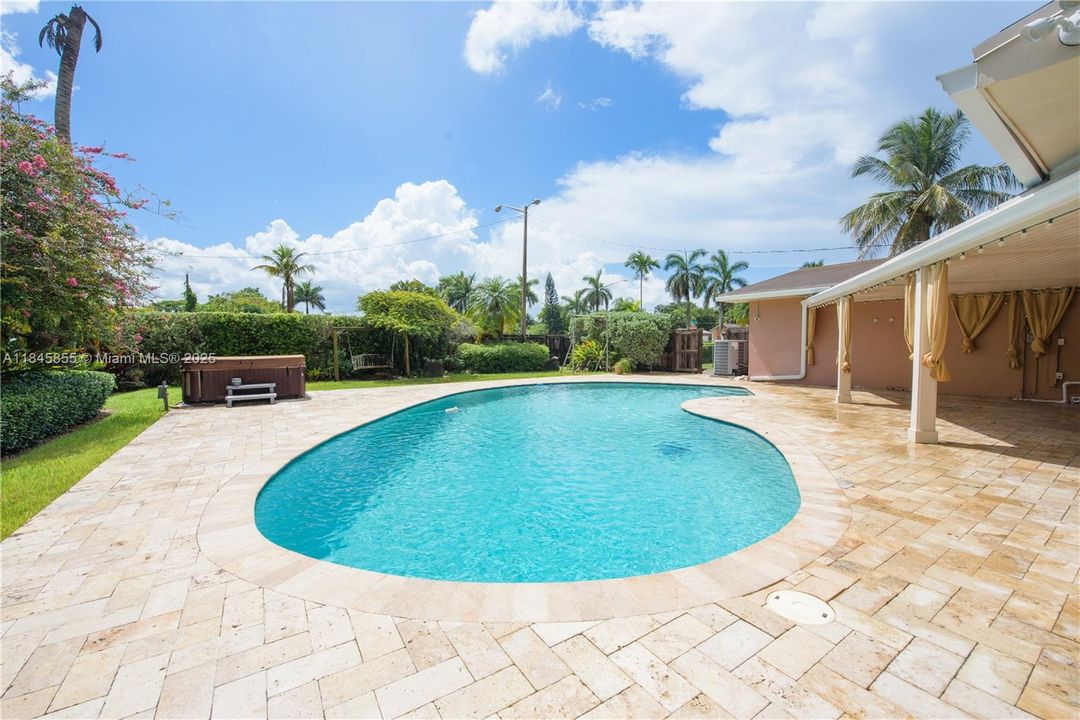 Недавно продано: $674,900 (3 спален, 2 ванн, 2010 Квадратных фут)