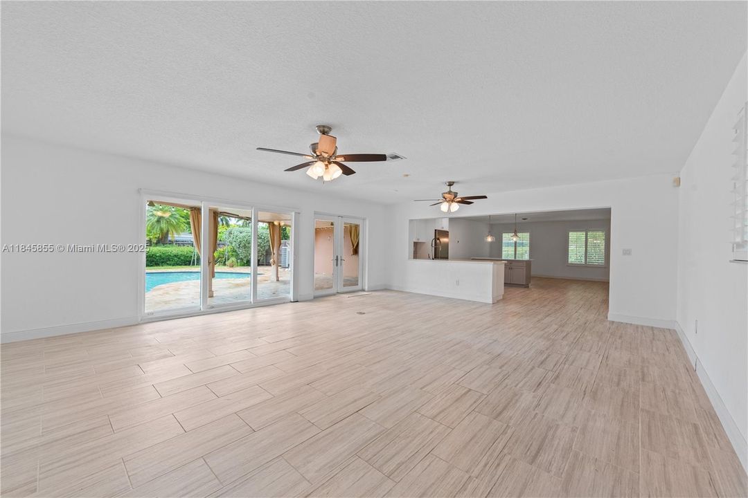 Недавно продано: $674,900 (3 спален, 2 ванн, 2010 Квадратных фут)