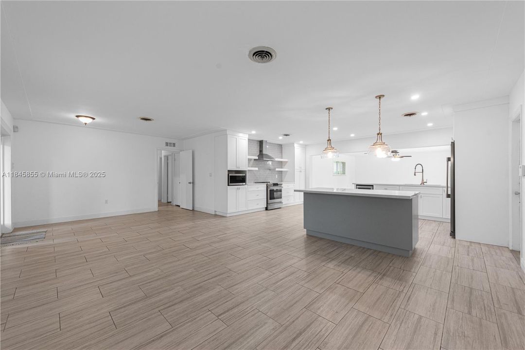 Недавно продано: $674,900 (3 спален, 2 ванн, 2010 Квадратных фут)