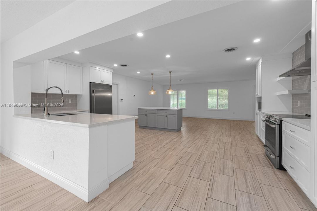 Недавно продано: $674,900 (3 спален, 2 ванн, 2010 Квадратных фут)