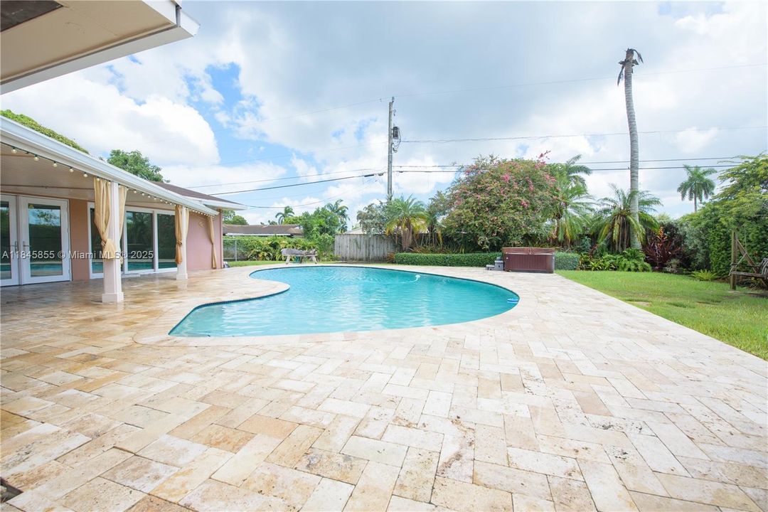 Недавно продано: $674,900 (3 спален, 2 ванн, 2010 Квадратных фут)