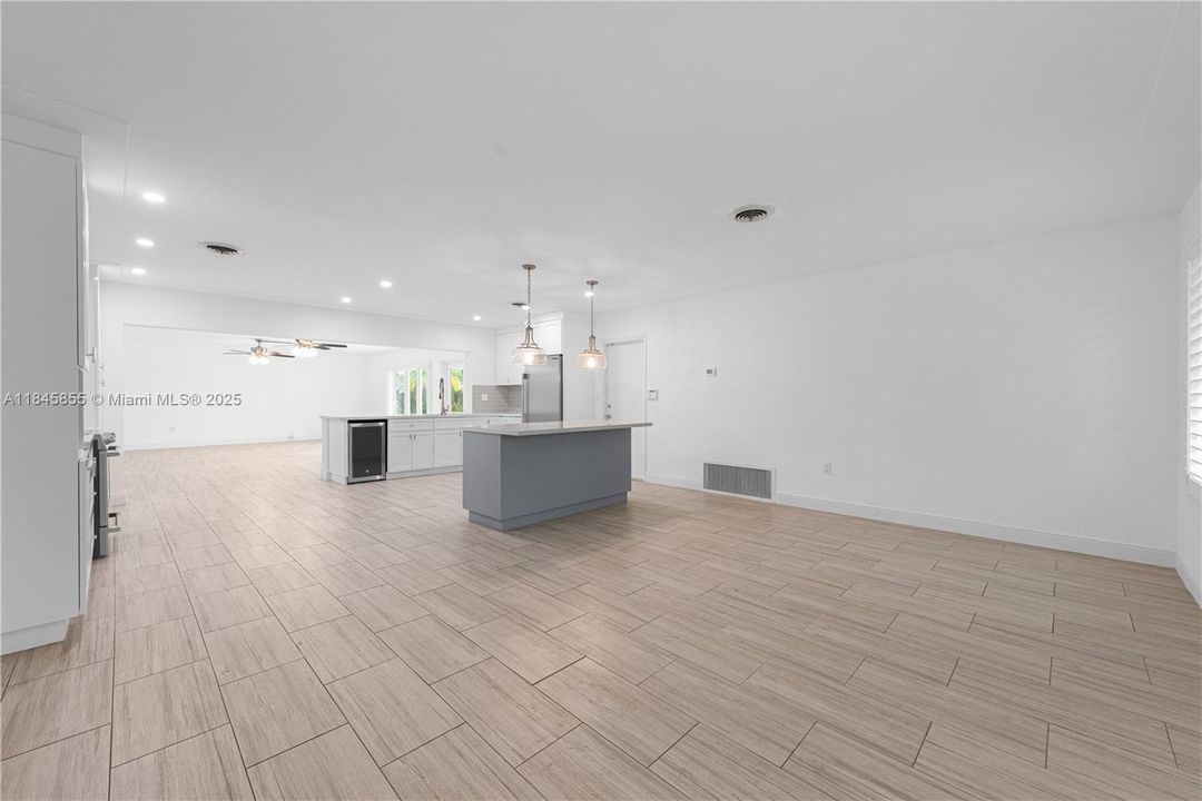 Недавно продано: $674,900 (3 спален, 2 ванн, 2010 Квадратных фут)